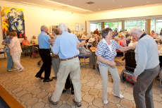 Seniorinnen und Senioren bei einer Tanzveranstaltung im Seniorenzentrum