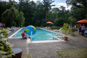 Das Archivfoto zeigt das Freibad im Fachkrankenhaus Hansenbarg mit Gästen eines vergangenen Sommerfestes. Das Archivfoto zeigt das Freibad im Fachkrankenhaus Hansenbarg mit Gästen eines vergangenen Sommerfestes.